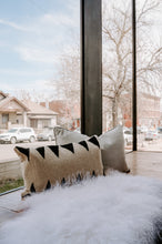 Load image into Gallery viewer, Domino